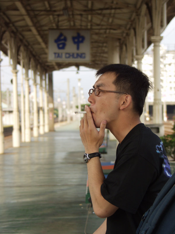 月台旅客特寫2002台中火車站台灣鐵路旅遊攝影