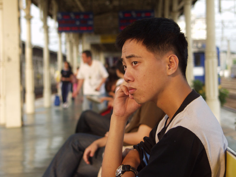 月台旅客特寫2002台中火車站台灣鐵路旅遊攝影