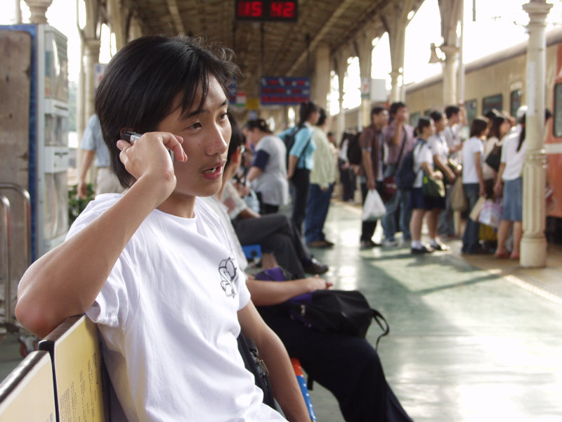 月台旅客特寫2002台中火車站台灣鐵路旅遊攝影