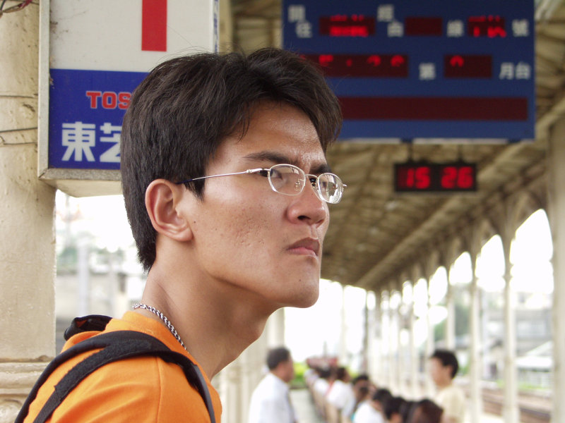 月台旅客特寫2002台中火車站台灣鐵路旅遊攝影