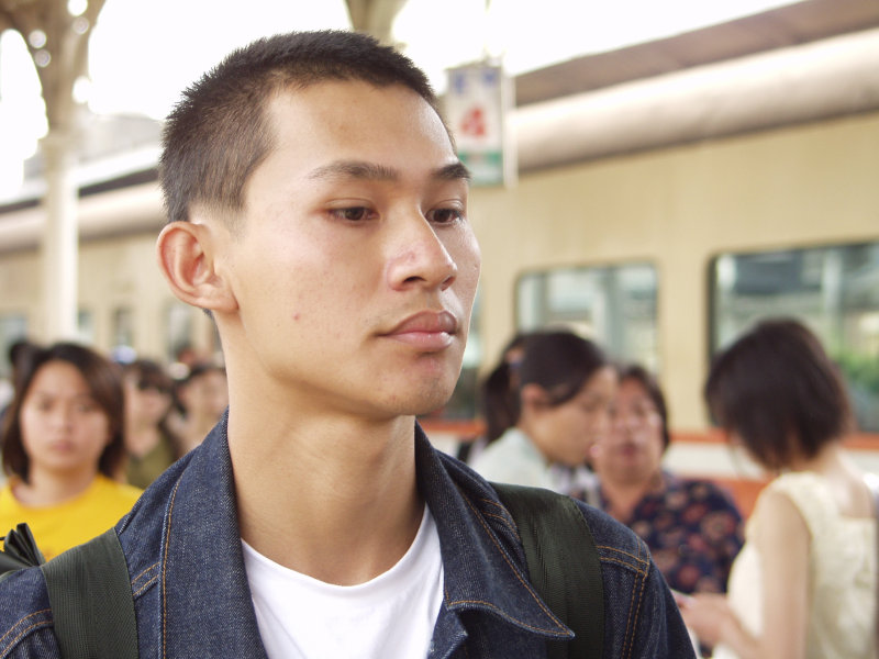 月台旅客特寫2002台中火車站台灣鐵路旅遊攝影