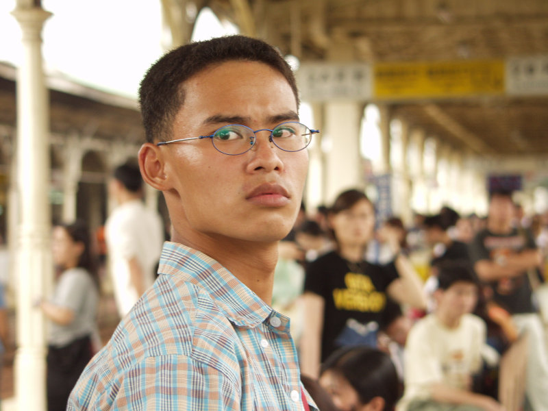 月台旅客特寫2002台中火車站台灣鐵路旅遊攝影