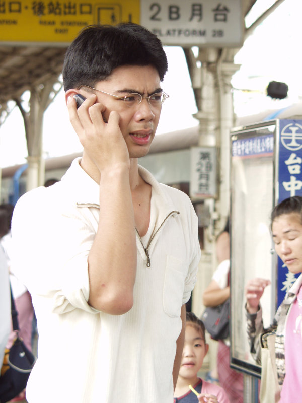 月台旅客特寫2002台中火車站台灣鐵路旅遊攝影