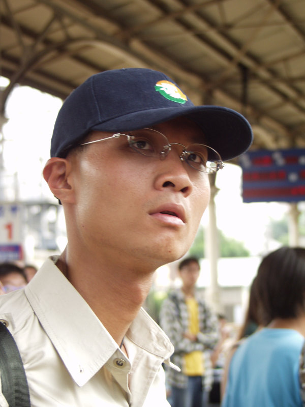 月台旅客特寫2002台中火車站台灣鐵路旅遊攝影