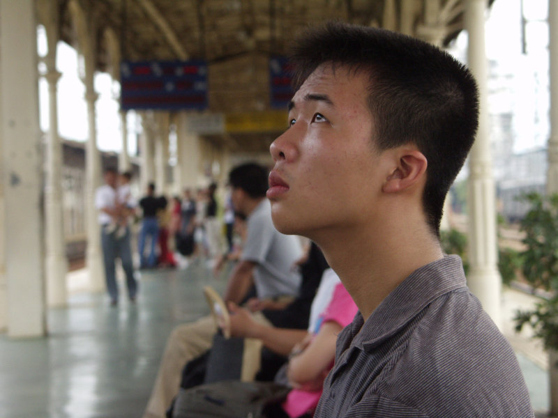 月台旅客特寫2002台中火車站台灣鐵路旅遊攝影