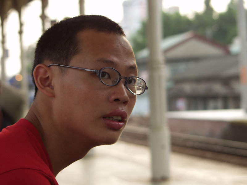 月台旅客特寫2002台中火車站台灣鐵路旅遊攝影