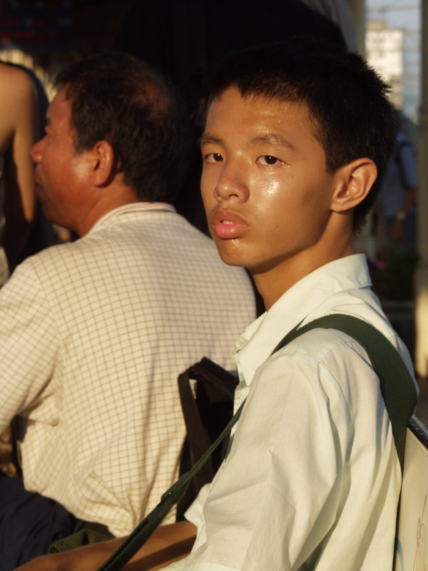 月台旅客特寫2002台中火車站台灣鐵路旅遊攝影