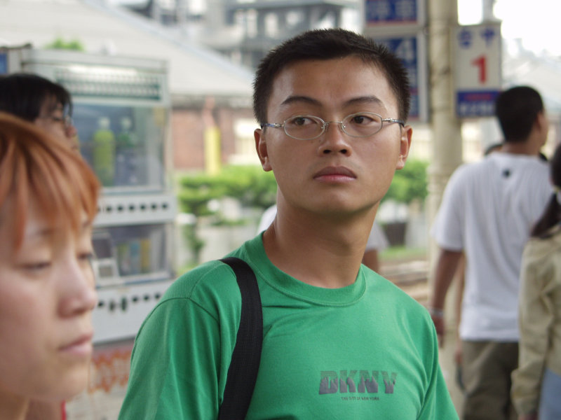 月台旅客特寫2002台中火車站台灣鐵路旅遊攝影