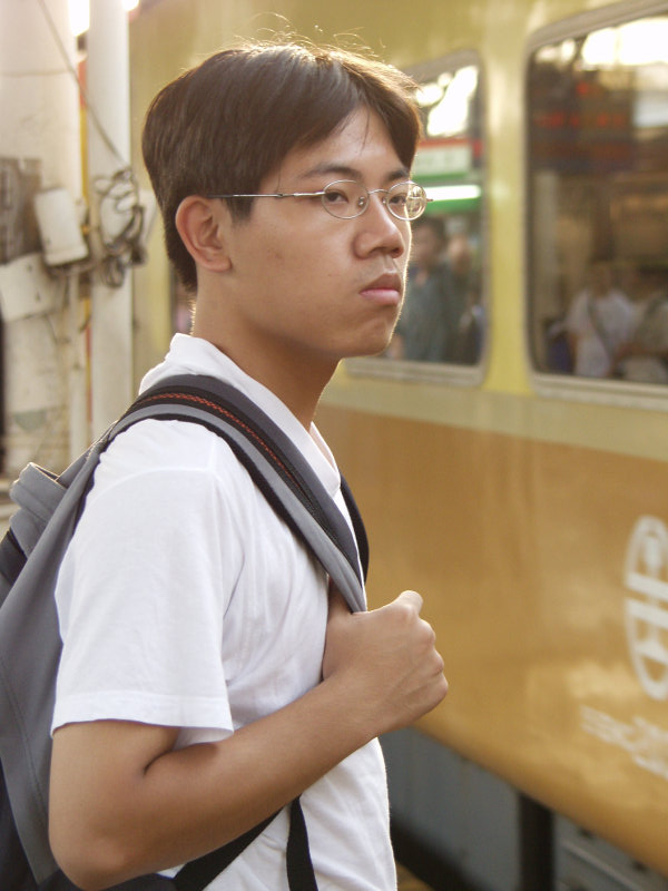 月台旅客特寫2002台中火車站台灣鐵路旅遊攝影