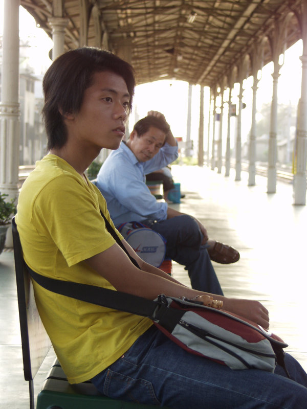 月台旅客特寫2002台中火車站台灣鐵路旅遊攝影