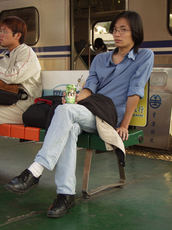 月台旅客特寫2002台中火車站台灣鐵路旅遊攝影