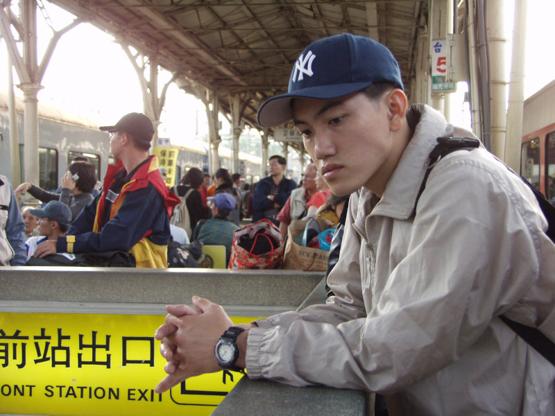 月台旅客特寫2002台中火車站台灣鐵路旅遊攝影