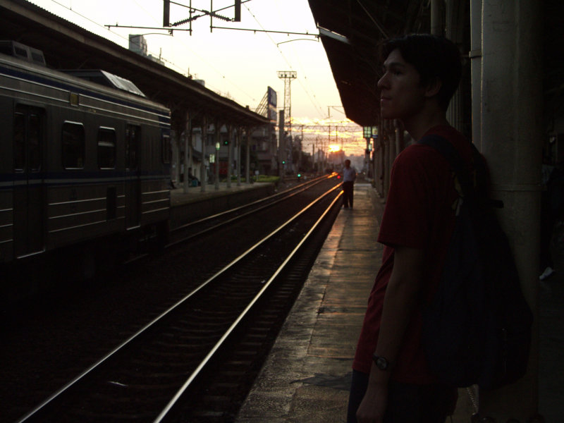 月台旅客特寫2002台中火車站台灣鐵路旅遊攝影