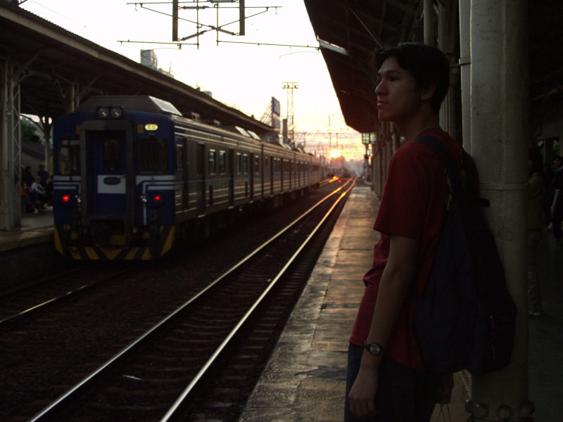 月台旅客特寫2002台中火車站台灣鐵路旅遊攝影