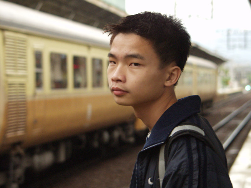 月台旅客特寫2002台中火車站台灣鐵路旅遊攝影