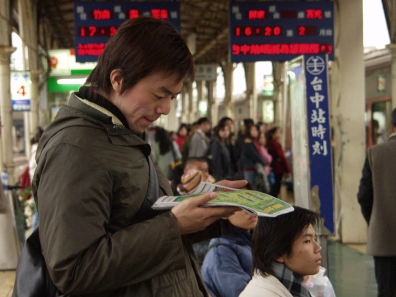 月台旅客特寫2002台中火車站台灣鐵路旅遊攝影