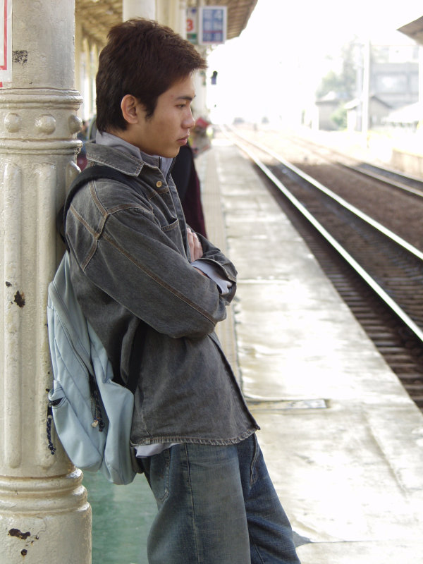 月台旅客特寫2003台中火車站台灣鐵路旅遊攝影