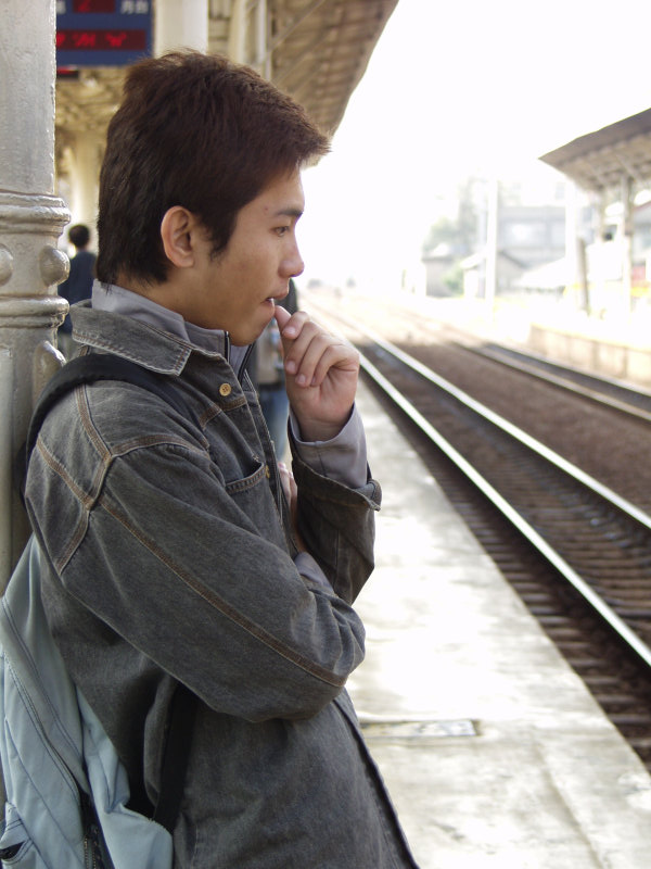 月台旅客特寫2003台中火車站台灣鐵路旅遊攝影