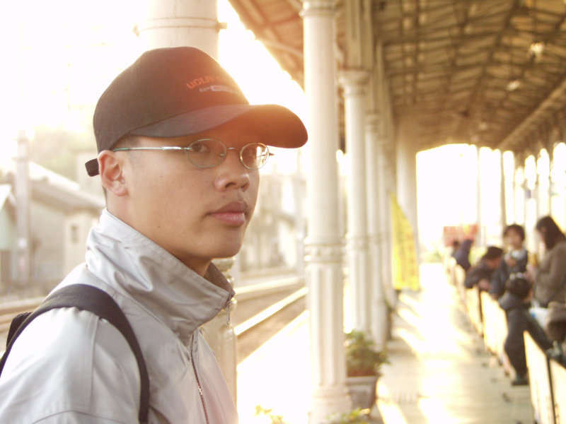 月台旅客特寫2003台中火車站台灣鐵路旅遊攝影