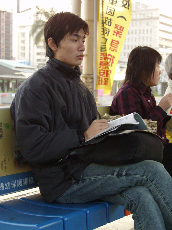 月台旅客特寫2003台中火車站台灣鐵路旅遊攝影