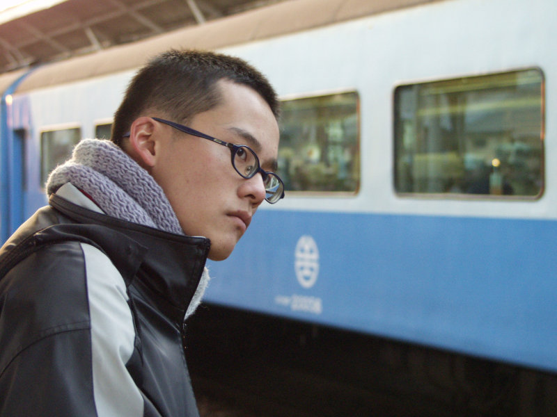 月台旅客特寫2003台中火車站台灣鐵路旅遊攝影