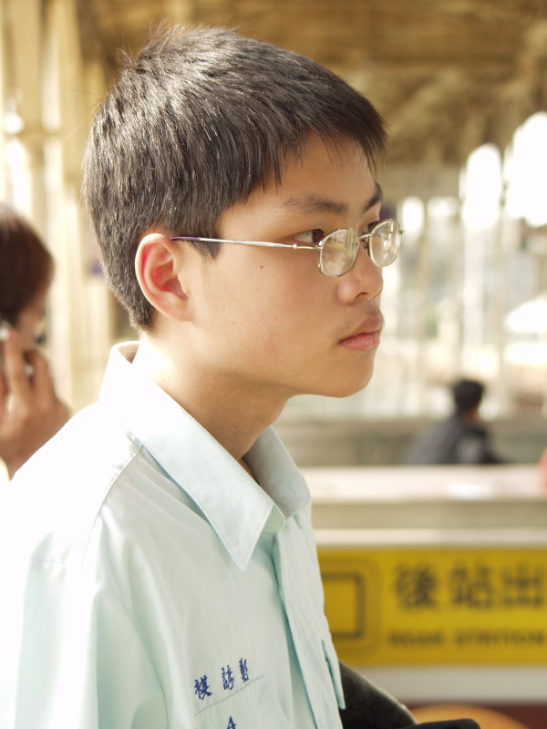 月台旅客特寫2003台中火車站台灣鐵路旅遊攝影