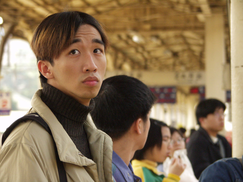 月台旅客特寫2003台中火車站台灣鐵路旅遊攝影