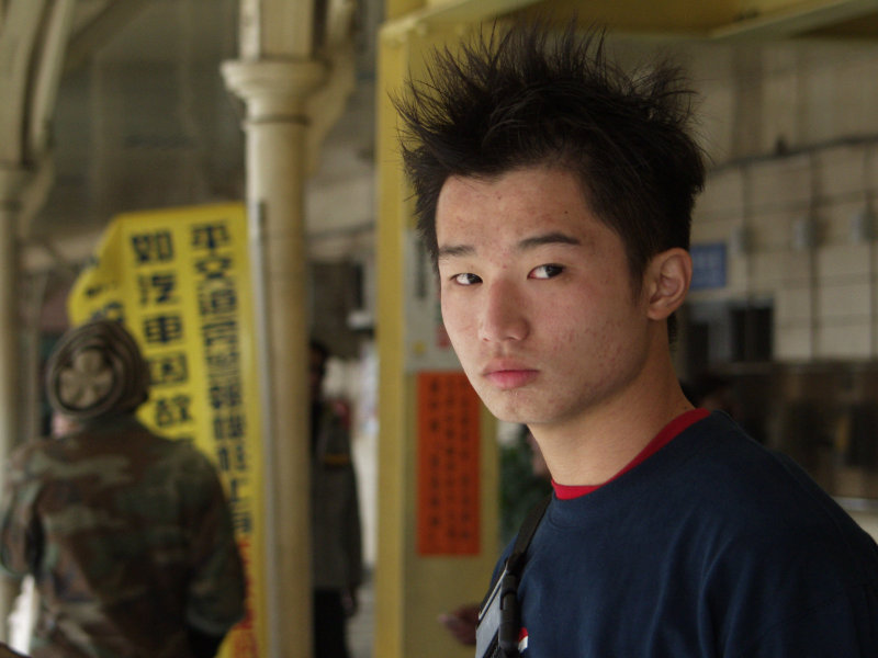 月台旅客特寫2003台中火車站台灣鐵路旅遊攝影