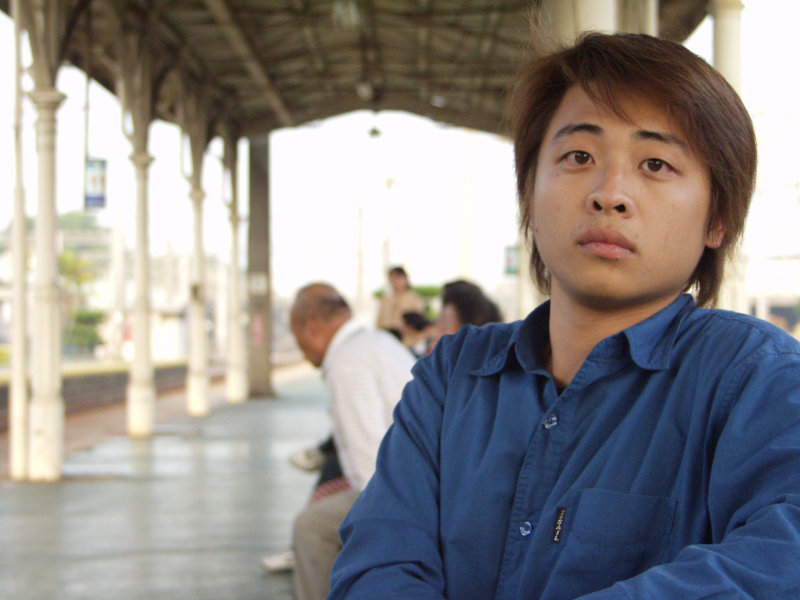 月台旅客特寫2003台中火車站台灣鐵路旅遊攝影