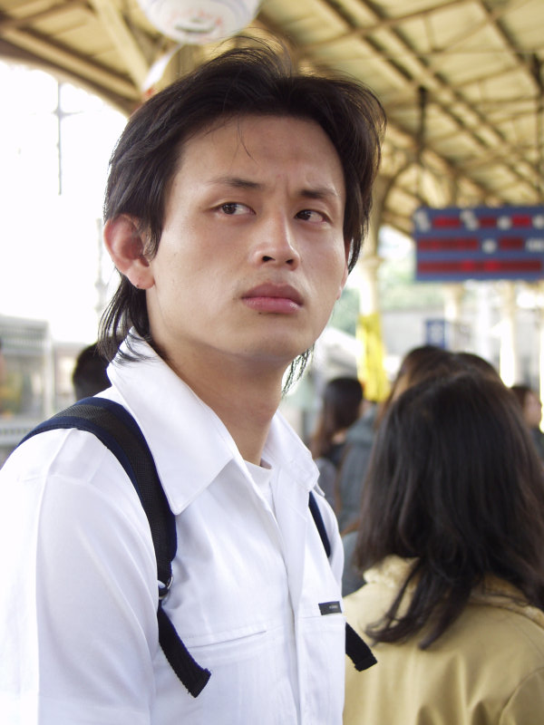 月台旅客特寫2003台中火車站台灣鐵路旅遊攝影