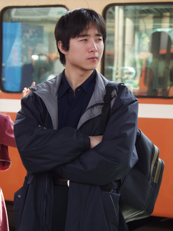 月台旅客特寫2003台中火車站台灣鐵路旅遊攝影