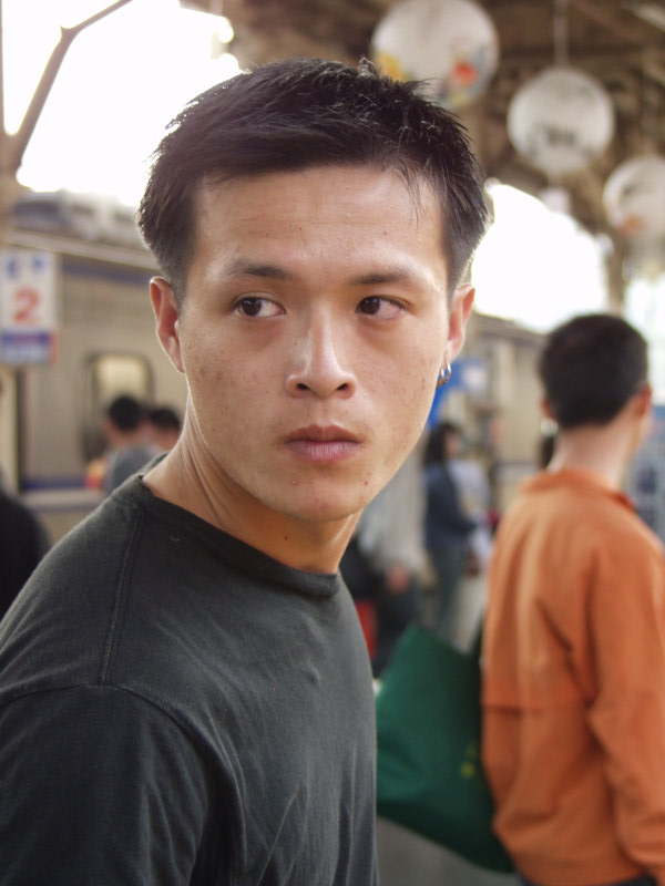 月台旅客特寫2003台中火車站台灣鐵路旅遊攝影