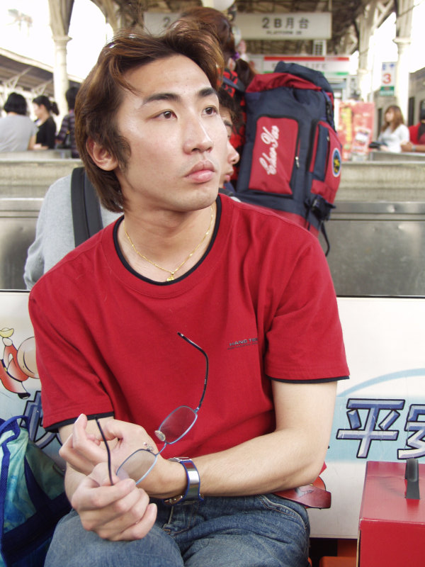 月台旅客特寫2003台中火車站台灣鐵路旅遊攝影