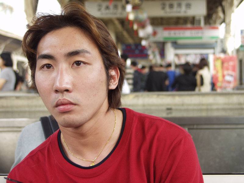 月台旅客特寫2003台中火車站台灣鐵路旅遊攝影