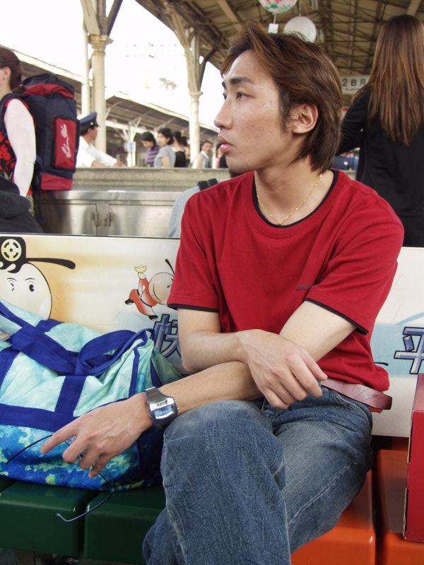月台旅客特寫2003台中火車站台灣鐵路旅遊攝影