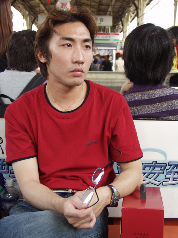 月台旅客特寫2003台中火車站台灣鐵路旅遊攝影