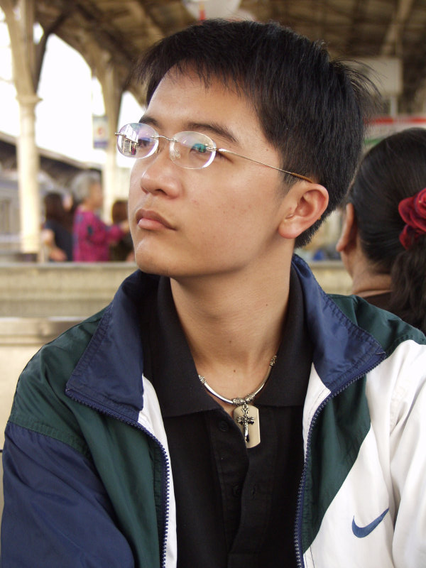 月台旅客特寫2003台中火車站台灣鐵路旅遊攝影