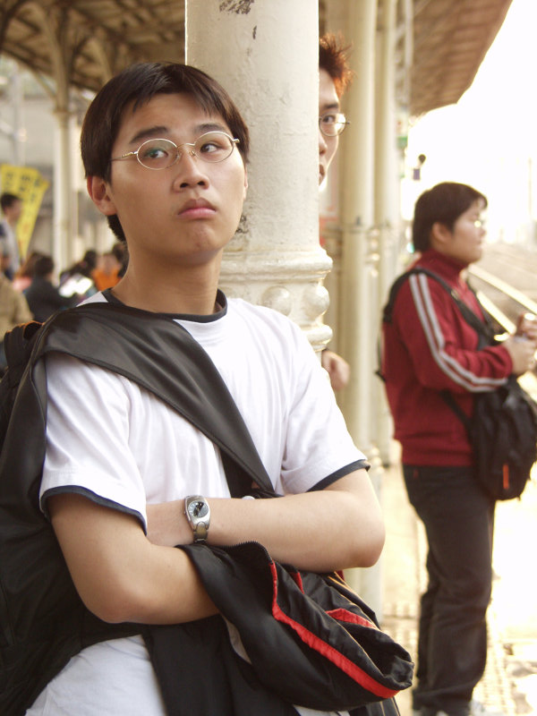月台旅客特寫2003台中火車站台灣鐵路旅遊攝影