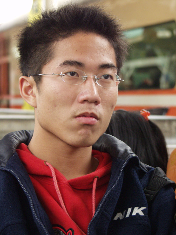 月台旅客特寫2003台中火車站台灣鐵路旅遊攝影