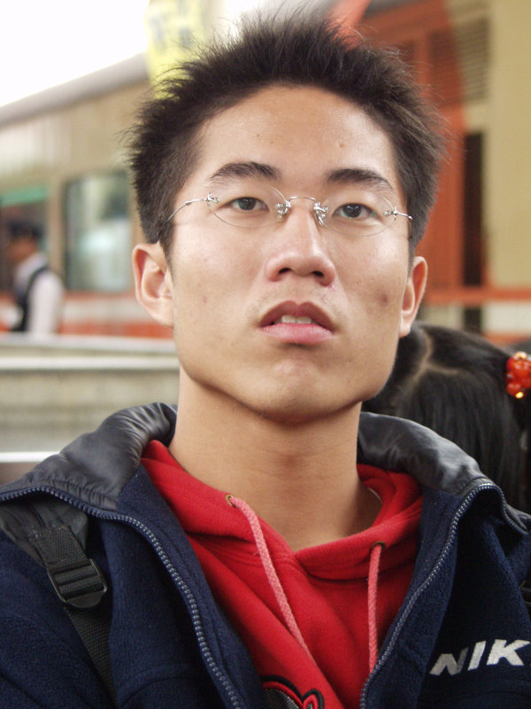 月台旅客特寫2003台中火車站台灣鐵路旅遊攝影