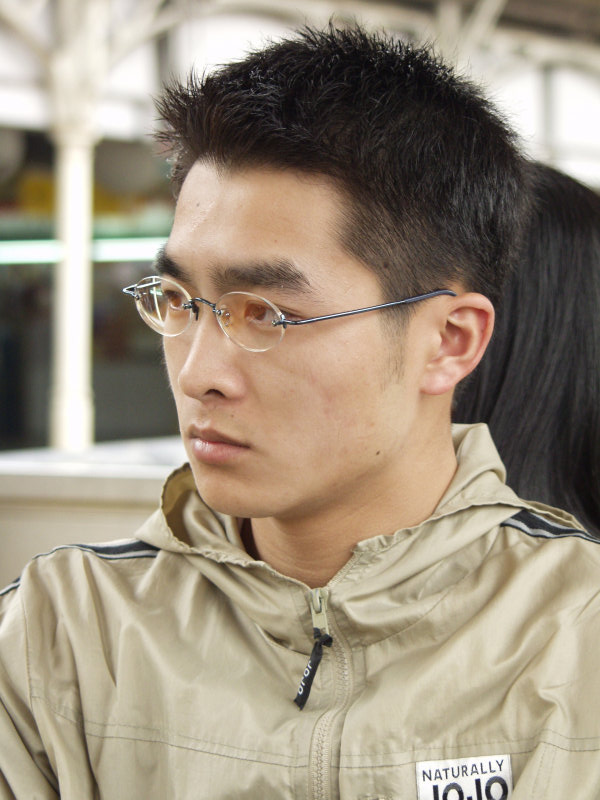 月台旅客特寫2003台中火車站台灣鐵路旅遊攝影