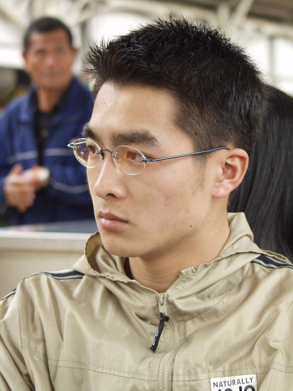 月台旅客特寫2003台中火車站台灣鐵路旅遊攝影