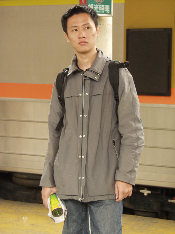 月台旅客特寫2003台中火車站台灣鐵路旅遊攝影