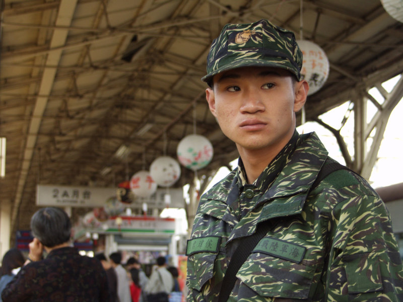 月台旅客特寫2003台中火車站台灣鐵路旅遊攝影