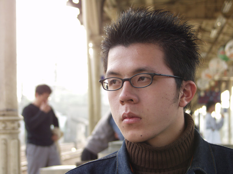 月台旅客特寫2003台中火車站台灣鐵路旅遊攝影