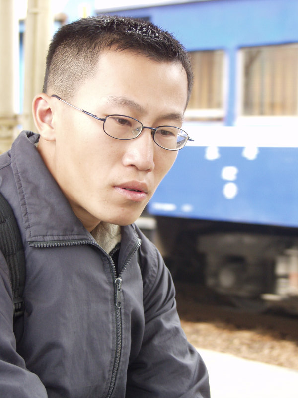 月台旅客特寫2003台中火車站台灣鐵路旅遊攝影