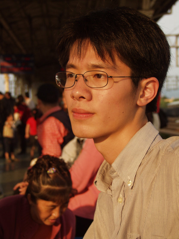 月台旅客特寫2003台中火車站台灣鐵路旅遊攝影