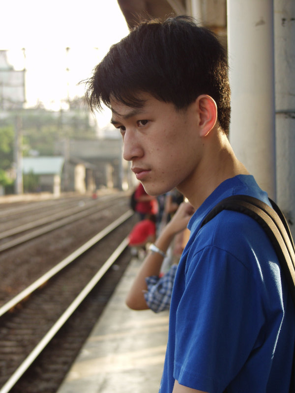 月台旅客特寫2003台中火車站台灣鐵路旅遊攝影