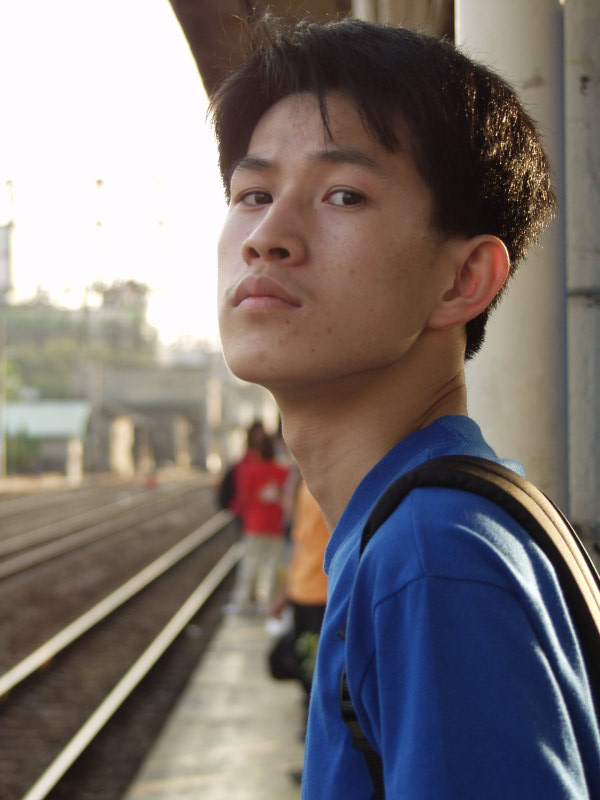 月台旅客特寫2003台中火車站台灣鐵路旅遊攝影