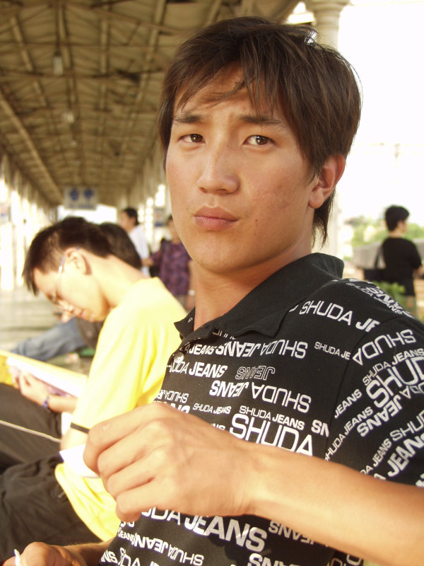 月台旅客特寫2003台中火車站台灣鐵路旅遊攝影